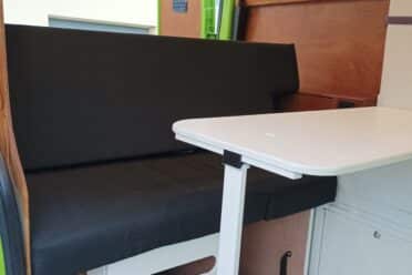 Interni moderni di Camper con mobili in legno