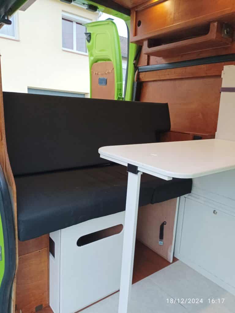 Intérieur moderne de camping-car avec mobilier en bois