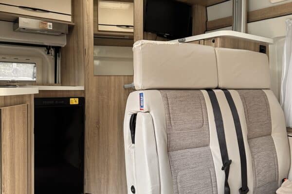 Moderne Innenausstattung von Wohnmobil mit Sitzen und Ablagefächern