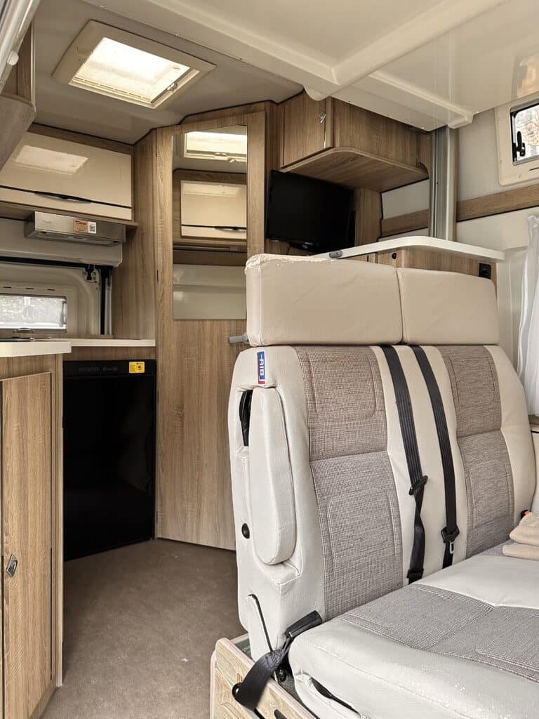 Intérieur moderne de camping-car avec sièges et rangements