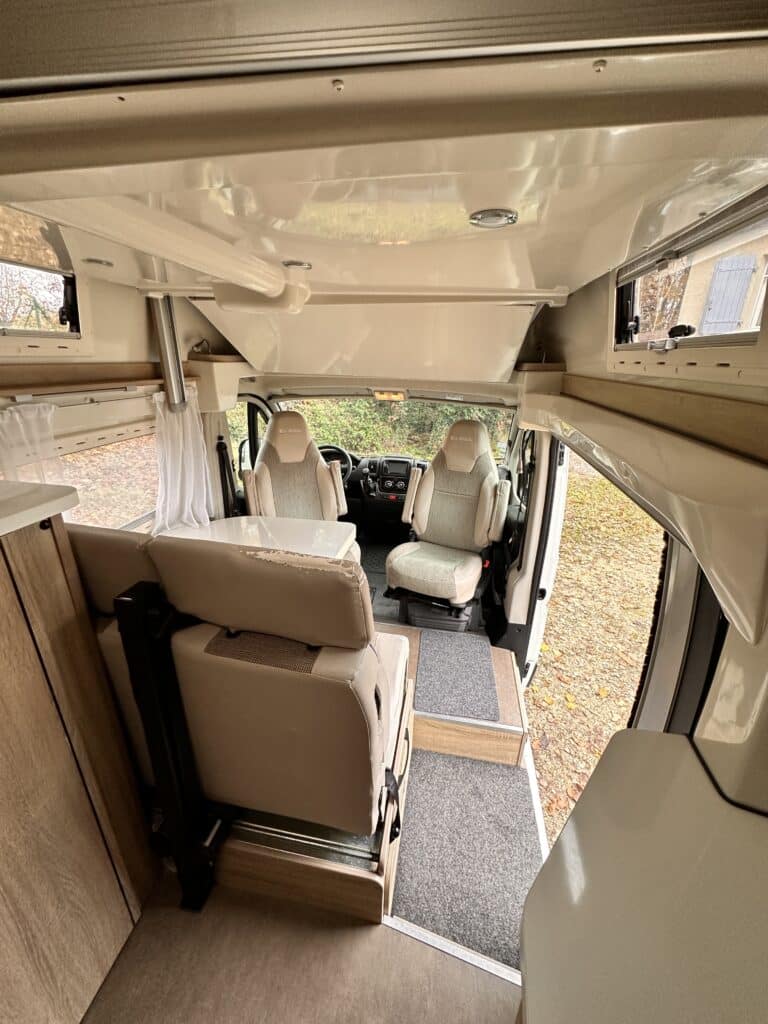 Intérieur lumineux d'un camping-car moderne