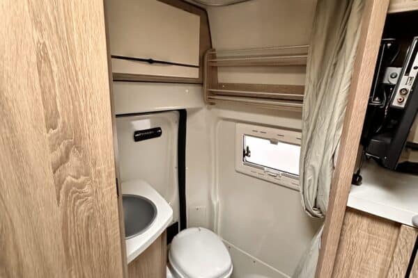 Kompaktes Badezimmerinterieur von Wohnmobil