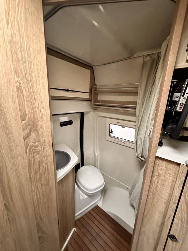 Intérieur compact de salle de bain de camping-car