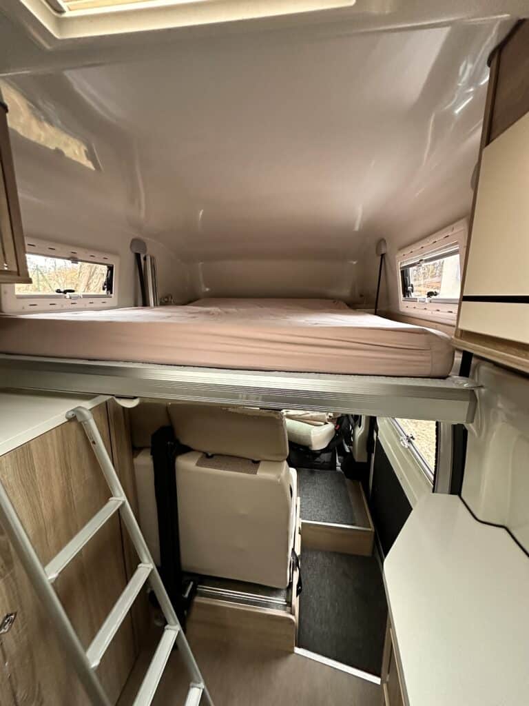 Intérieur cosy de camping-car avec lit suspendu