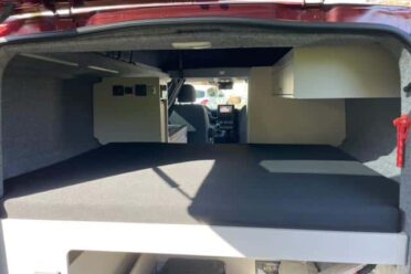 Vue intérieure d'un véhicule utilitaire aménagé