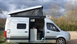 Fourgonnette aménagée dans un camping nature