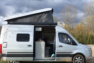 Fourgonnette aménagée dans un camping nature