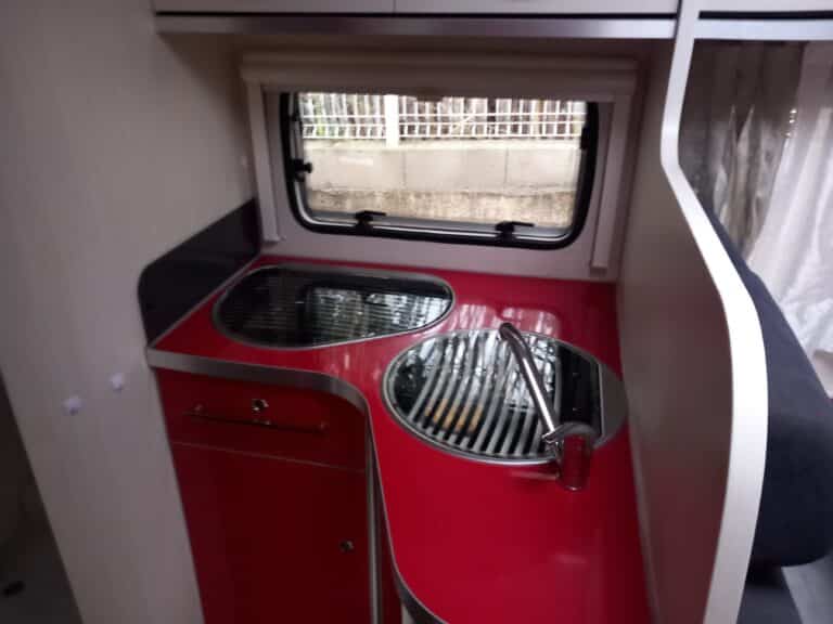 Intérieur de caravane avec cuisine rouge moderne