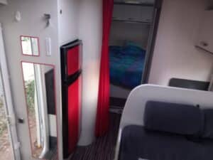 Intérieur compact de train-couchette moderne