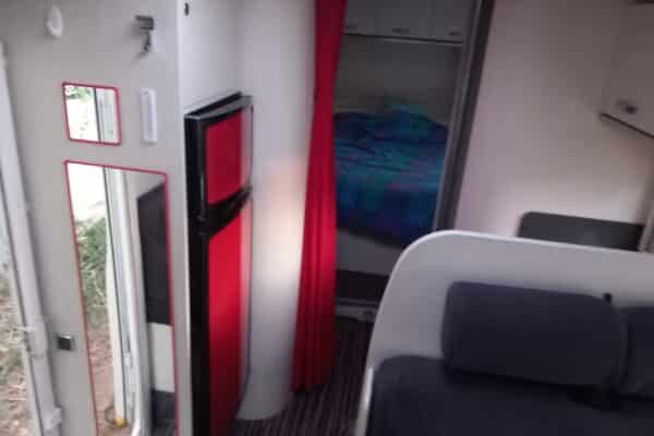 Kompakter Innenraum eines modernen Schlafwagenzuges