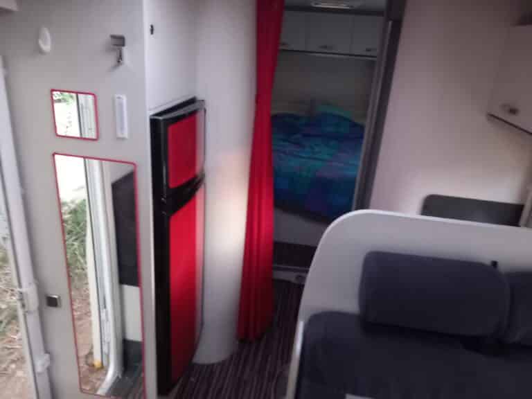 Intérieur compact de train-couchette moderne