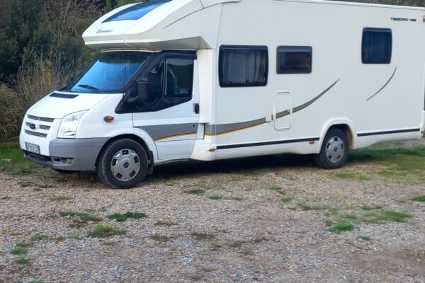 Wohnmobil weiß geparkt in der Natur