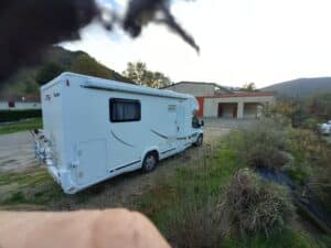 Camping-car blanc stationné en montagne