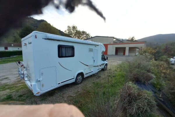 Wohnmobil weiß stationiert in den Bergen