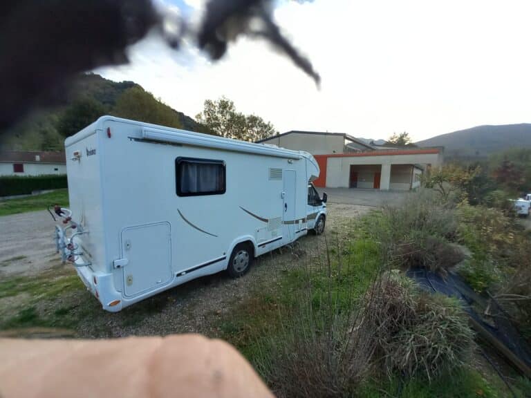 Camping-car blanc stationné en montagne