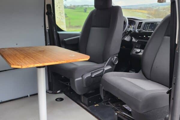 Intérieur de van aménagé avec table et sièges