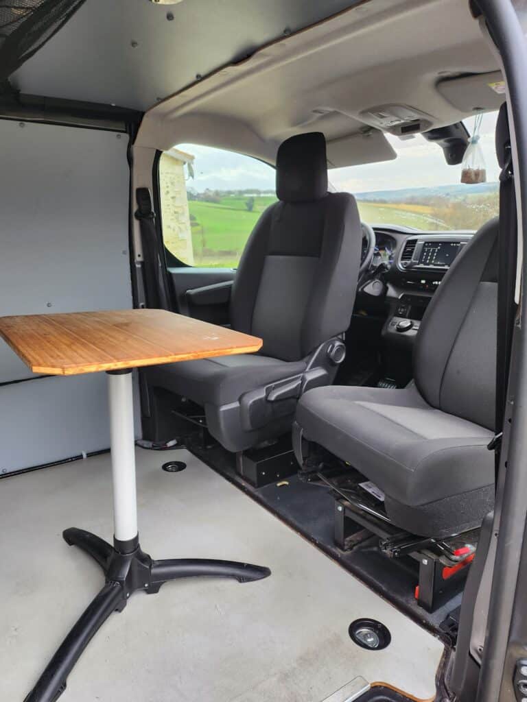 Intérieur de van aménagé avec table et sièges