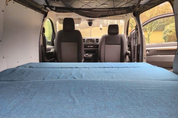 Intérieur spacieux de van avec lit aménagé
