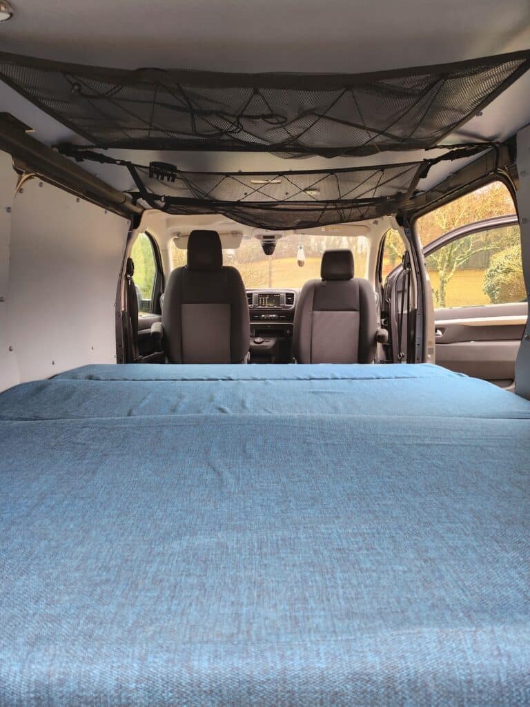 Intérieur spacieux de van avec lit aménagé