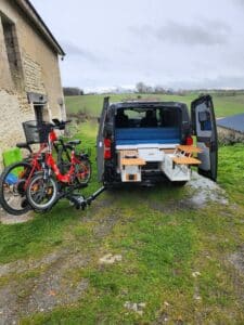Fourgon aménagé avec vélos sur porteur en campagne