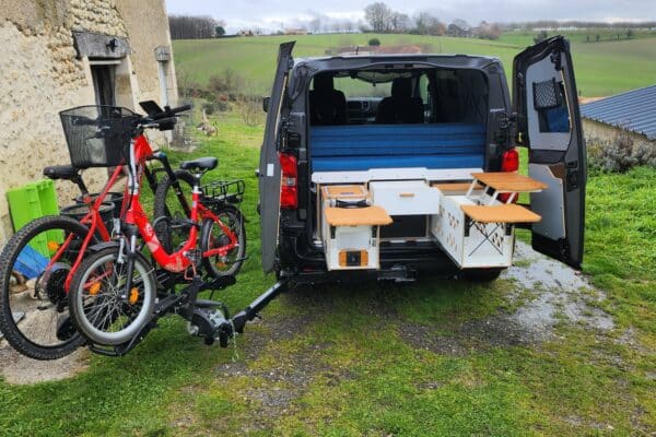 Fourgon aménagé avec vélos sur porteur en campagne