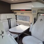 Intérieur moderne de camping-car avec sièges blancs