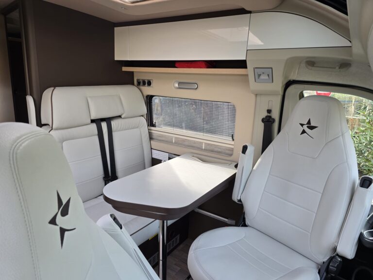 Intérieur moderne de camping-car avec sièges blancs