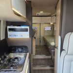 Intérieur moderne de camping-car avec cuisine et lit