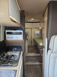 Intérieur moderne de camping-car avec cuisine et lit