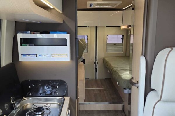 Intérieur moderne de camping-car avec cuisine et lit