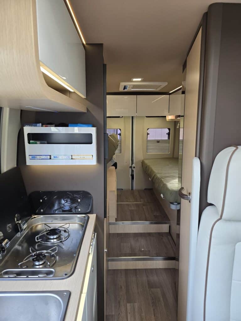 Intérieur moderne de camping-car avec cuisine et lit
