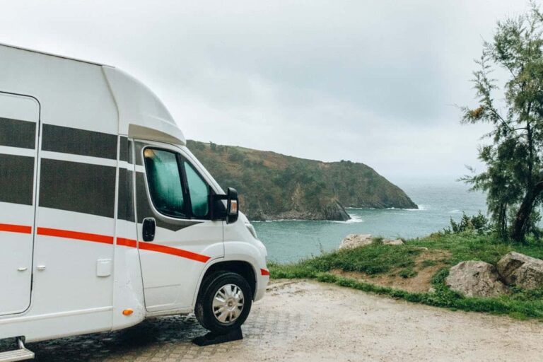 Camping-car blanc près de la côte rocheuse