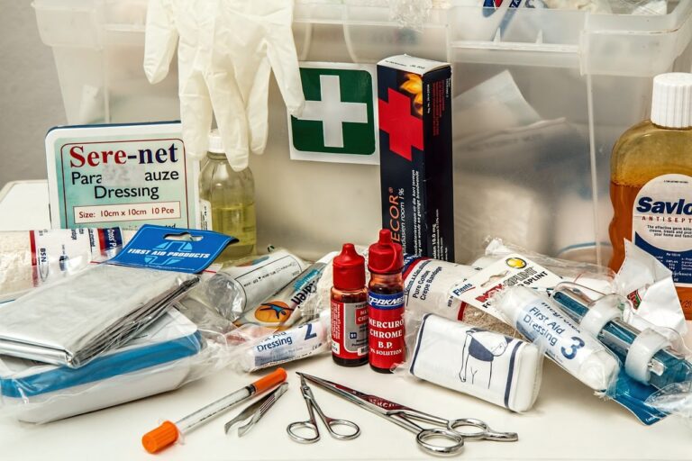Divers articles dans une trousse de premiers secours