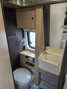 Intérieur compact de salle de bain de camping-car