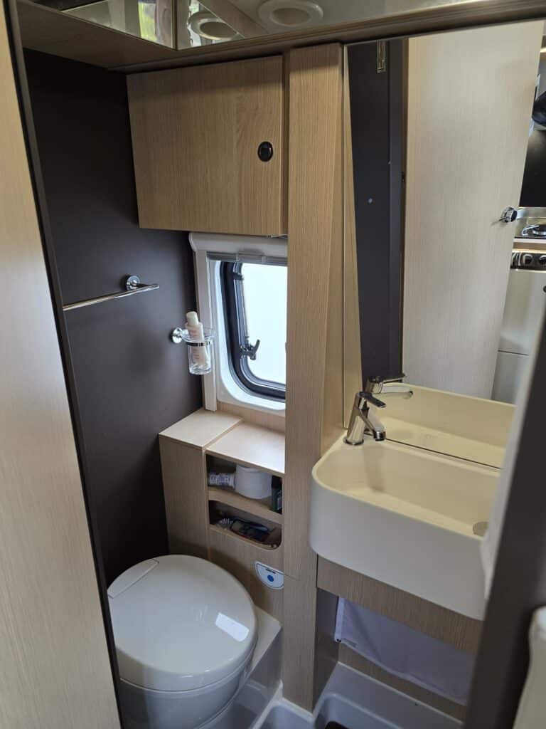 Intérieur compact de salle de bain de camping-car