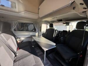 Intérieur moderne de camping-car avec table et sièges