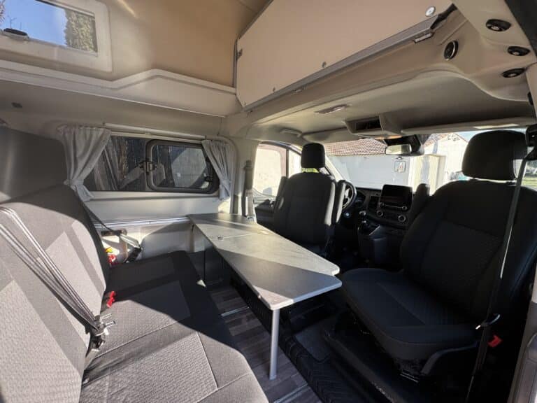 Intérieur moderne de camping-car avec table et sièges