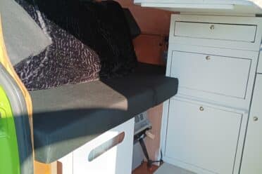 Interno dell'Van camperizzato con mobili in legno