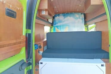 Un Camper con interni colorati e ben equipaggiati