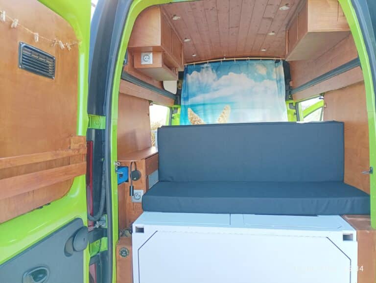 Intérieur coloré et aménagé d'un camping-car