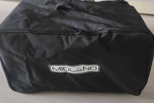 Borsa nera Midland sul pavimento interno
