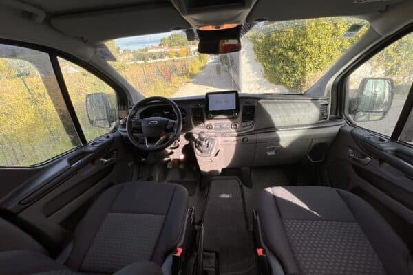 Interni moderni camionnette con volante e paravento