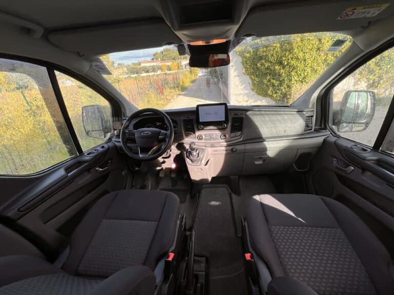 Intérieur moderne de camionnette avec volant et écrans