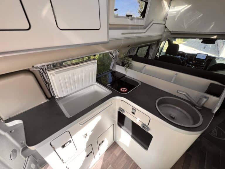 Intérieur moderne de camping-car avec cuisine équipée