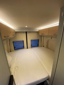 Intérieur moderne de cabine de bateau avec lits