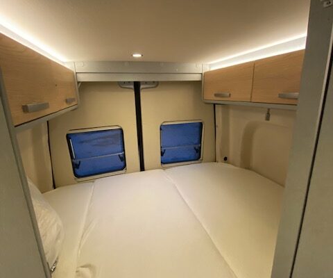 Moderne Inneneinrichtung einer Schiffskabine mit Betten