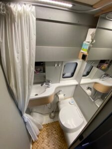 Salle de bain compacte avec toilette et lavabo