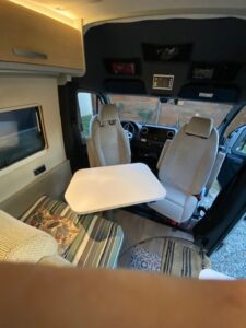 Intérieur cosy de camping-car avec sièges et table