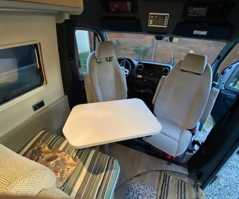 Gemütliches Interieur von Wohnmobil mit Sitzen und Tisch