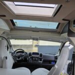 Intérieur moderne de camping-car avec toit ouvrable